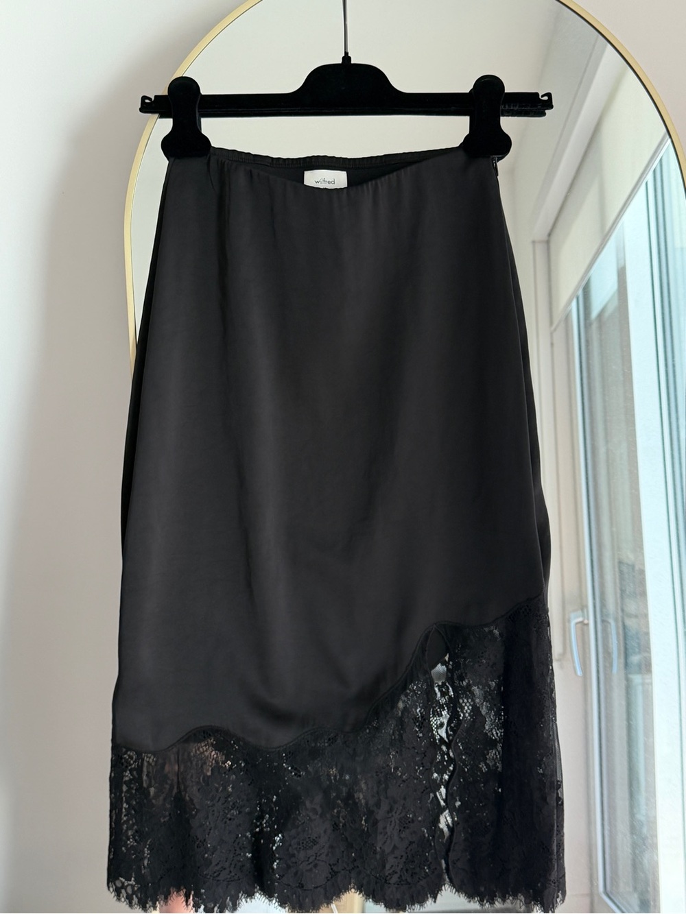 Aritzia Wilfred Black Satin Slip Skirt, Size 00